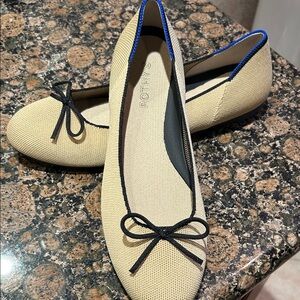 NWOB Size 10 Rothy's Beige Ballet Flats with Black bow and Piping
